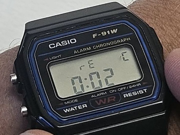 The watch's display shows “rEC” and the counter 0:02.