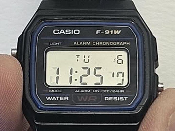 The watch's display shows the day and the time, 11:25.