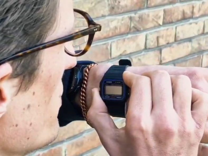 Un homme parle à sa montre digitale équipée de Cobalt